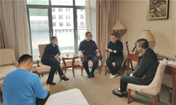 山東科技大學實用礦山壓力研究中心主任石永奎教授、郝建博士應邀赴龍煤雙鴨山礦業集團進行技術交流